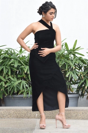 Actress Shalini Pandey In Black Dress Sexy Photoshoot