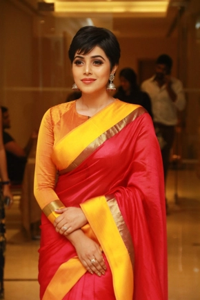 Actress Shamna Kasim (Poorna) In Red Saree Stills