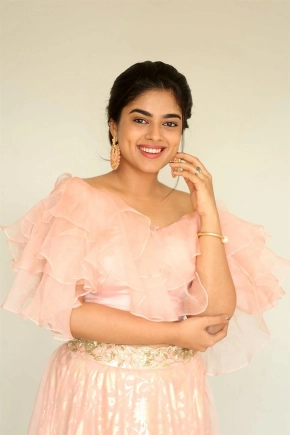 Actress Siddhi Idnani New Pics