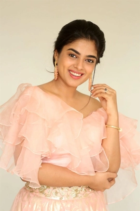 Actress Siddhi Idnani New Pics