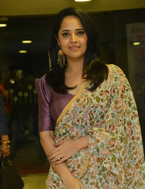 Actress Anusuya In Saree Stills