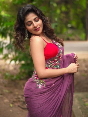 Iswarya Menon Hot And Sexy Saree Photos