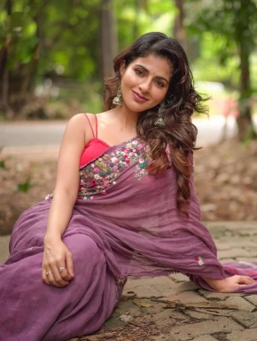 Iswarya Menon Hot And Sexy Saree Photos