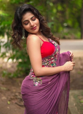 Iswarya Menon Hot And Sexy Saree Photos