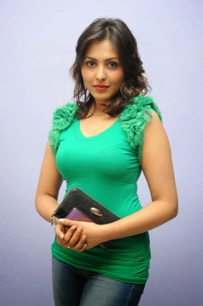 Madhu Shalini Cute Photos