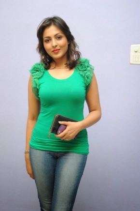 Madhu Shalini Cute Photos