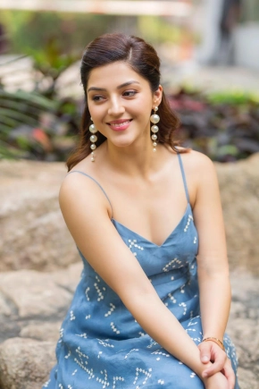 Mehreen Kaur Cute Looking Photos