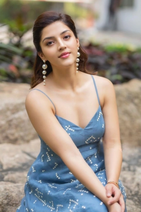 Mehreen Kaur Cute Looking Photos