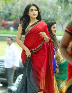 Nivetha Thomas Hot In Saree