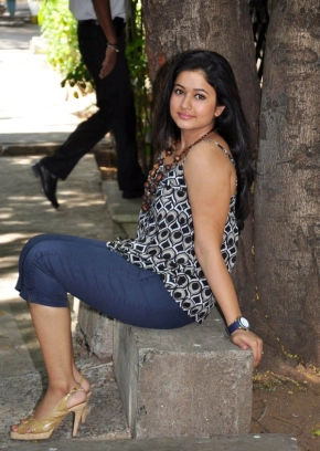 Poonam Bajwa New Hot 100 Stills Gallery