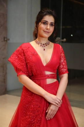 Raashi Khanna Hot Photos