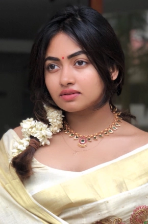 Shaalin Zoya In Kerala Saree Photos