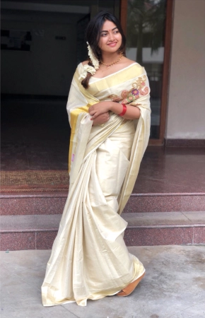 Shaalin Zoya In Kerala Saree Photos