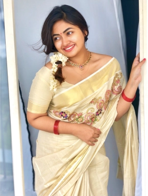 Shaalin Zoya In Kerala Saree Photos