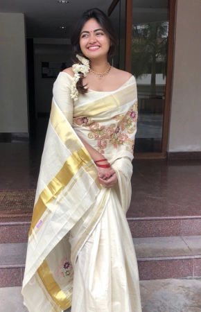 Shaalin Zoya In Kerala Saree Photos