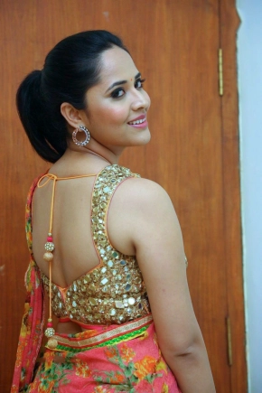 Telugu Actress Anusuya Bharadwaj Hot Saree Photos