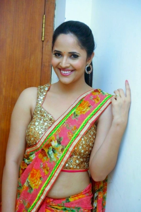 Telugu Actress Anusuya Bharadwaj Hot Saree Photos