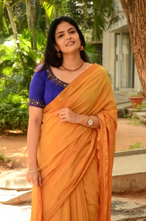 Telugu Actress Kalpika Ganesh Hot In Saree Photos