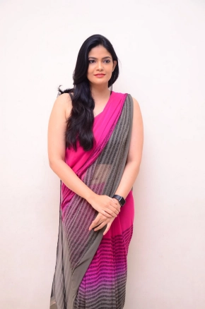 Telugu Actress Kalpika Ganesh Looks Hot Sexy In Sleeveless Pink Saree Photos