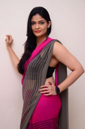 Telugu Actress Kalpika Ganesh Looks Hot Sexy In Sleeveless Pink Saree Photos