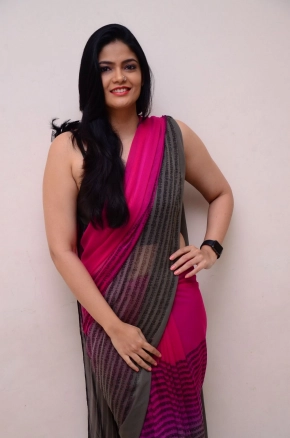 Telugu Actress Kalpika Ganesh Looks Hot Sexy In Sleeveless Pink Saree Photos