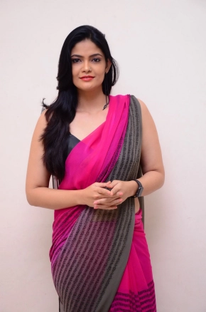 Telugu Actress Kalpika Ganesh Looks Hot Sexy In Sleeveless Pink Saree Photos