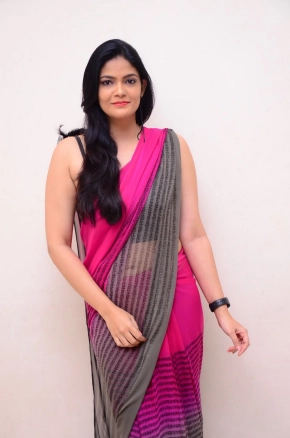 Telugu Actress Kalpika Ganesh Looks Hot Sexy In Sleeveless Pink Saree Photos