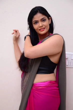 Telugu Actress Kalpika Ganesh Looks Hot Sexy In Sleeveless Pink Saree Photos