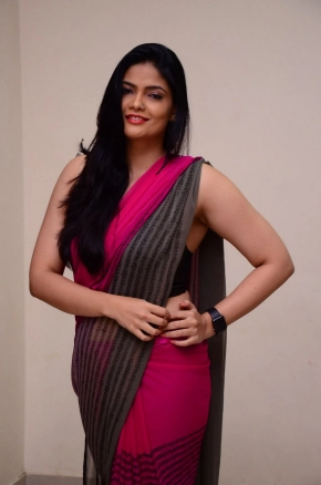 Telugu Actress Kalpika Ganesh Looks Hot Sexy In Sleeveless Pink Saree Photos