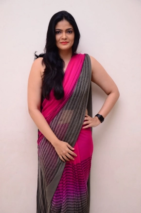 Telugu Actress Kalpika Ganesh Looks Hot Sexy In Sleeveless Pink Saree Photos