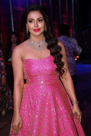 Telugu Actress Nandini Rai Photos At Zee Telugu Kudumbam Awards 2019