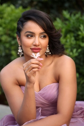 Telugu Actress Tejaswi Madivada Photos