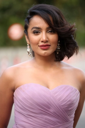 Telugu Actress Tejaswi Madivada Photos