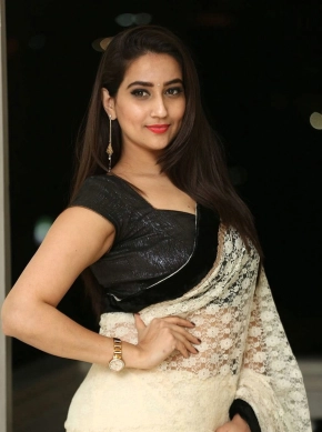 Telugu Anchor Manjusha Saree Photos